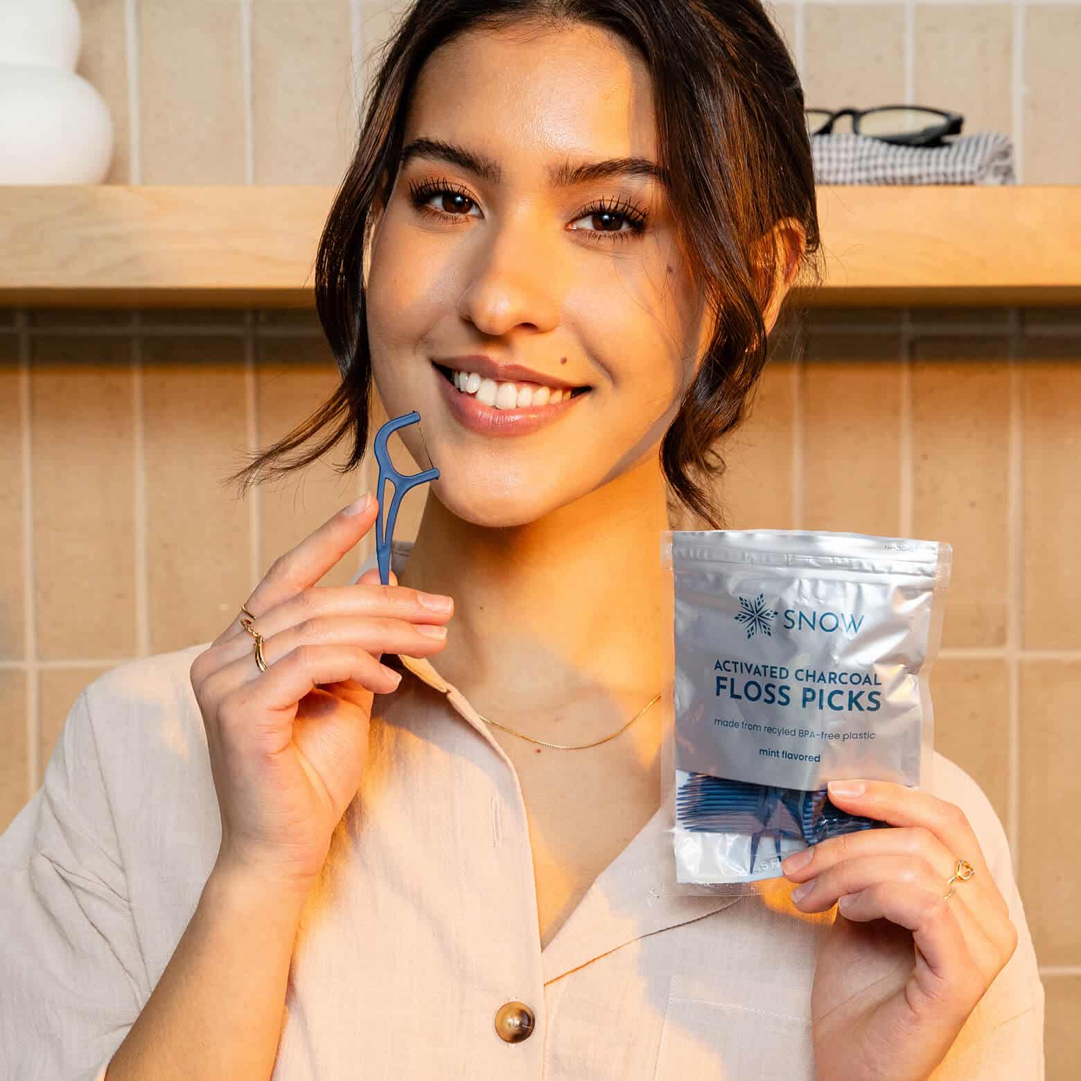 SNOW® Whitening Floss Picks with Activated Charcoal Technology - Thin Yet Strong Fibers That Remove Stains Between Teeth Using Natural Detoxifying Power - Image 3